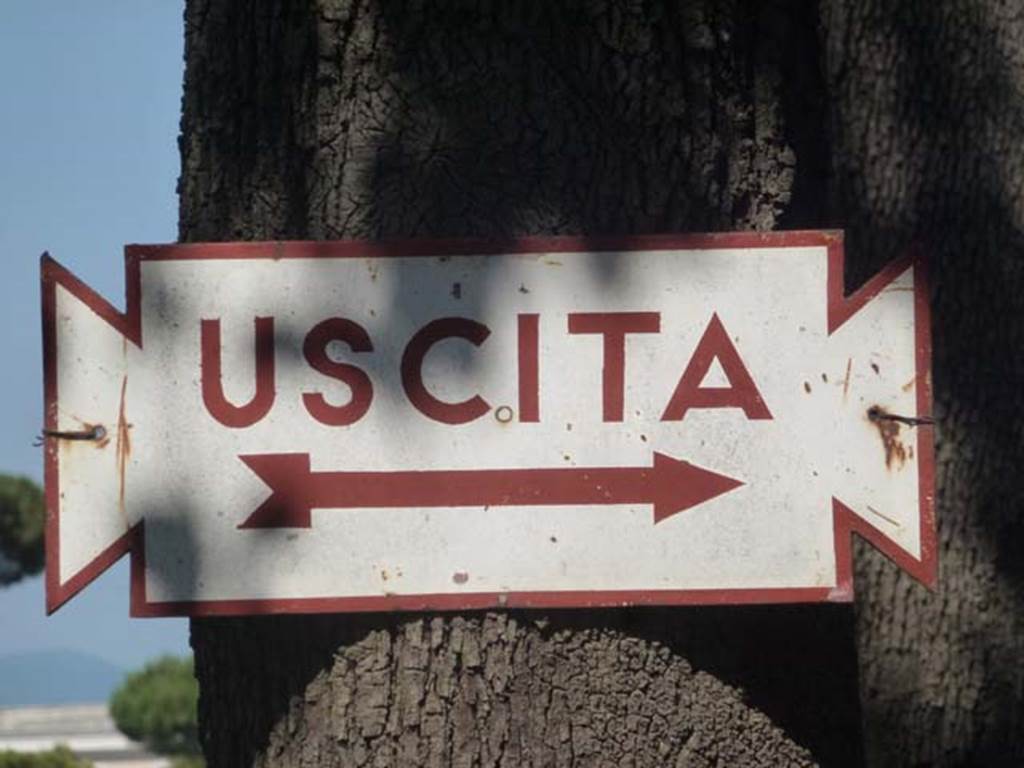 Piazzale Anfiteatro. June 2012. Old-style sign (tabella ansata – a sign with handles) from near Piazza Anfiteatro. Photo courtesy of Michael Binns.
