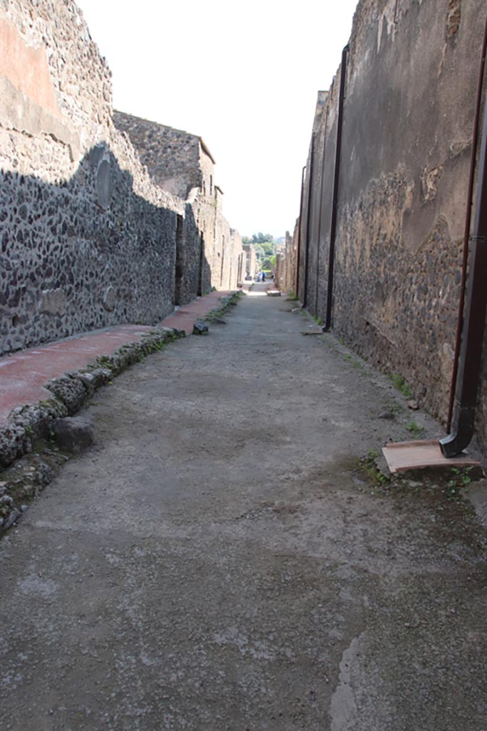 Unnamed vicolo, Pompeii. October 2022. 
Looking south between I.11 and I.9, from near junction with Via dell’Abbondanza.
Photo courtesy of Klaus Heese.
