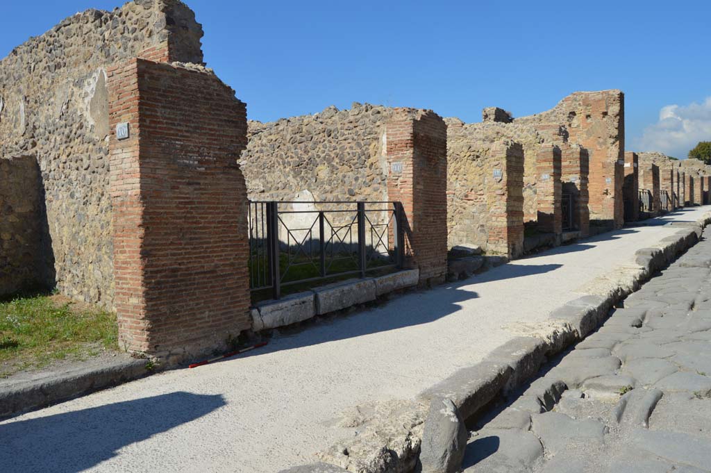 Via Stabiana, west side, Pompeii. October 2017. Looking north from VII.2.10/11, on left, towards VII.3, top right. 
Foto Taylor Lauritsen, ERC Grant 681269 DCOR.
