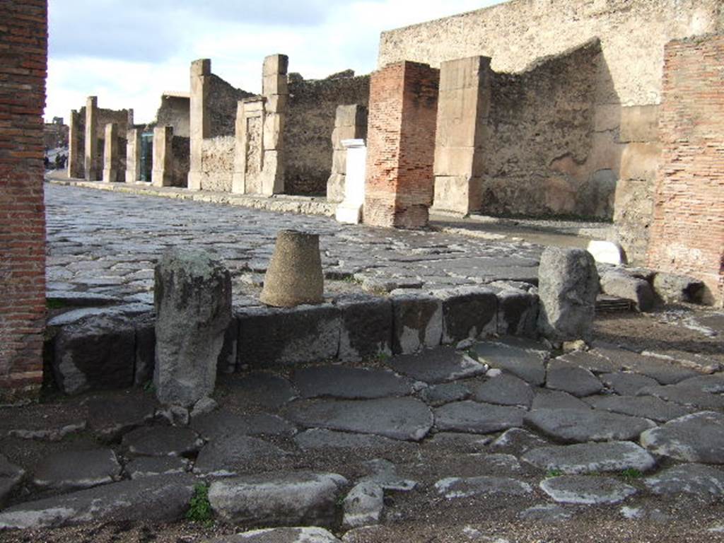 Via Stabiana. Looking west from junction with Via dell’ Abbondanza at Holconius crossroads. December 2005.