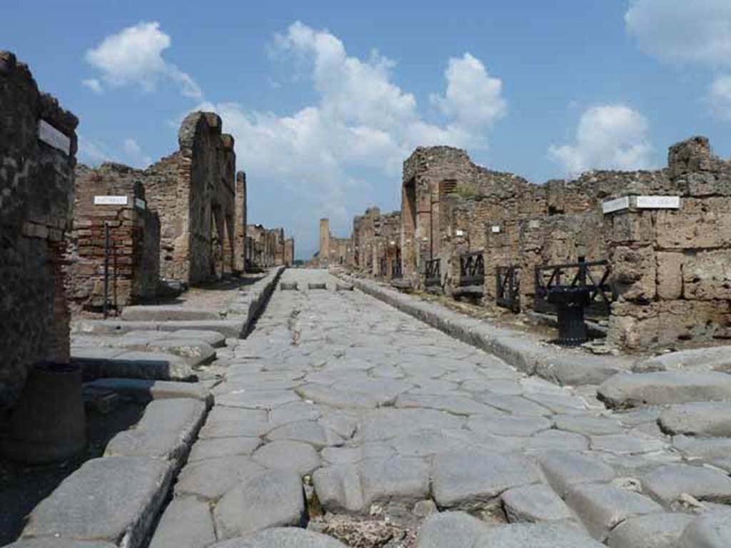 Via Stabiana, May 2010. Looking north between VIII.4 and I.4.
Looking north from junction with Via del Tempio d’Iside (on left) and Vicolo del Menandro (on right).
