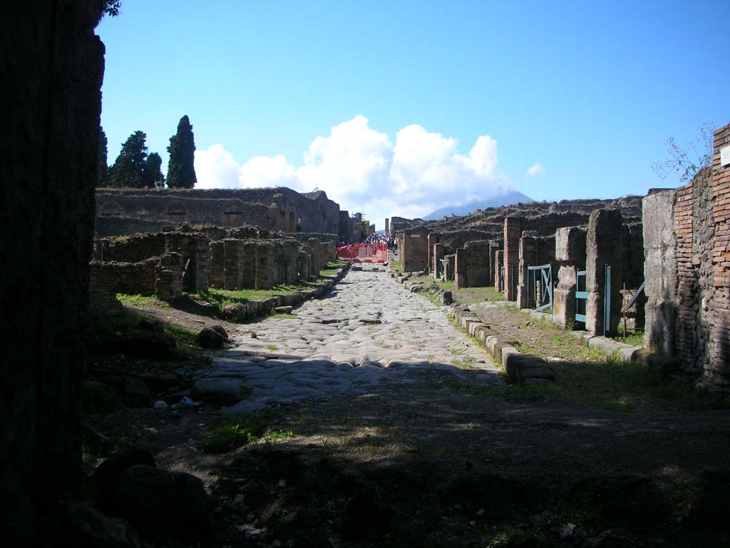 Via Stabiana between VIII.7 and I.1. May 2010. Looking north from the Stabian Gate. Photo courtesy of Ivo van der Graaff.