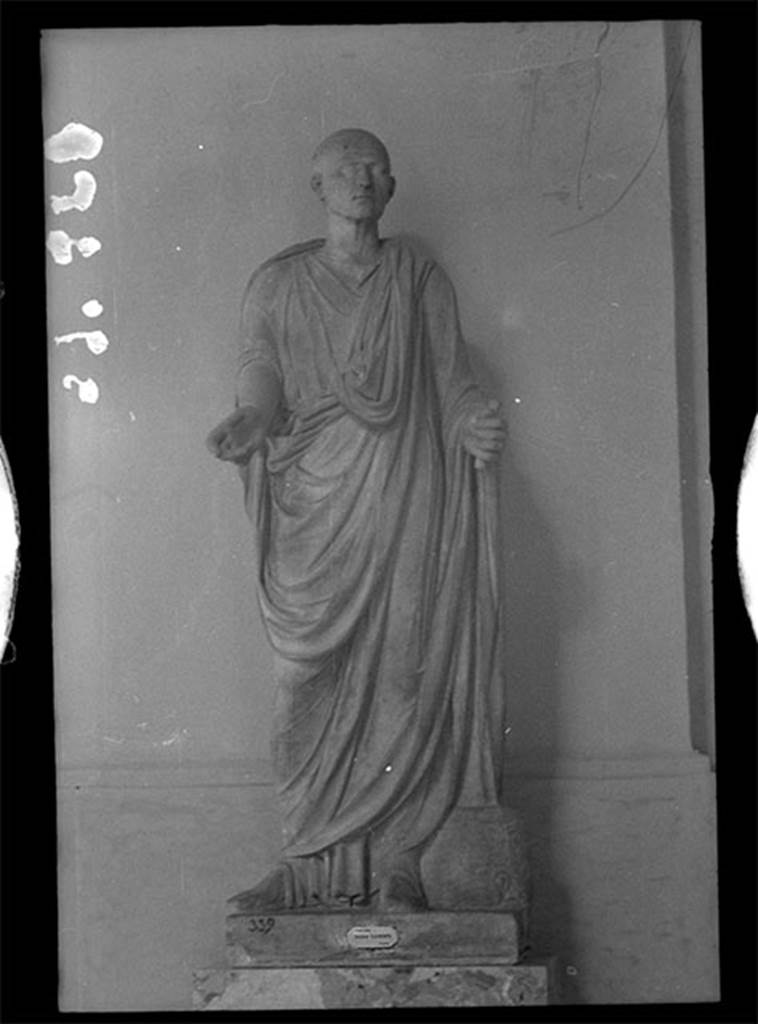 Porta Ercolano or Herculaneum Gate. Statue of Suedius Clemens. 
Now in Naples Archaeological Museum. Inventory number 6235.
DAIR 39.923. Photo © Deutsches Archäologisches Institut, Abteilung Rom, Arkiv. 
See http://arachne.uni-koeln.de/item/marbilderbestand/2279235
