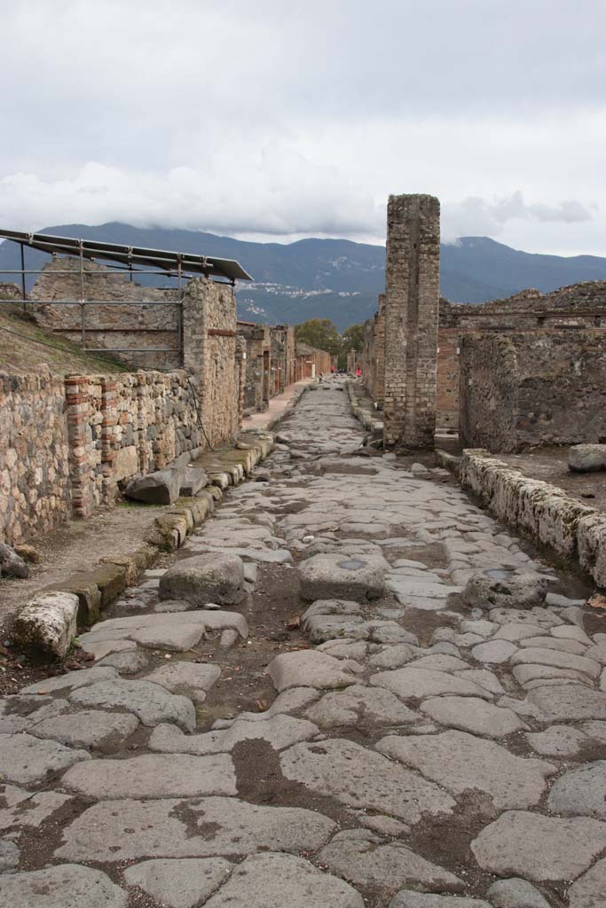 Via del Vesuvio, October 2020. 
Looking south from between V.6 and VI.16. Photo courtesy of Klaus Heese.
