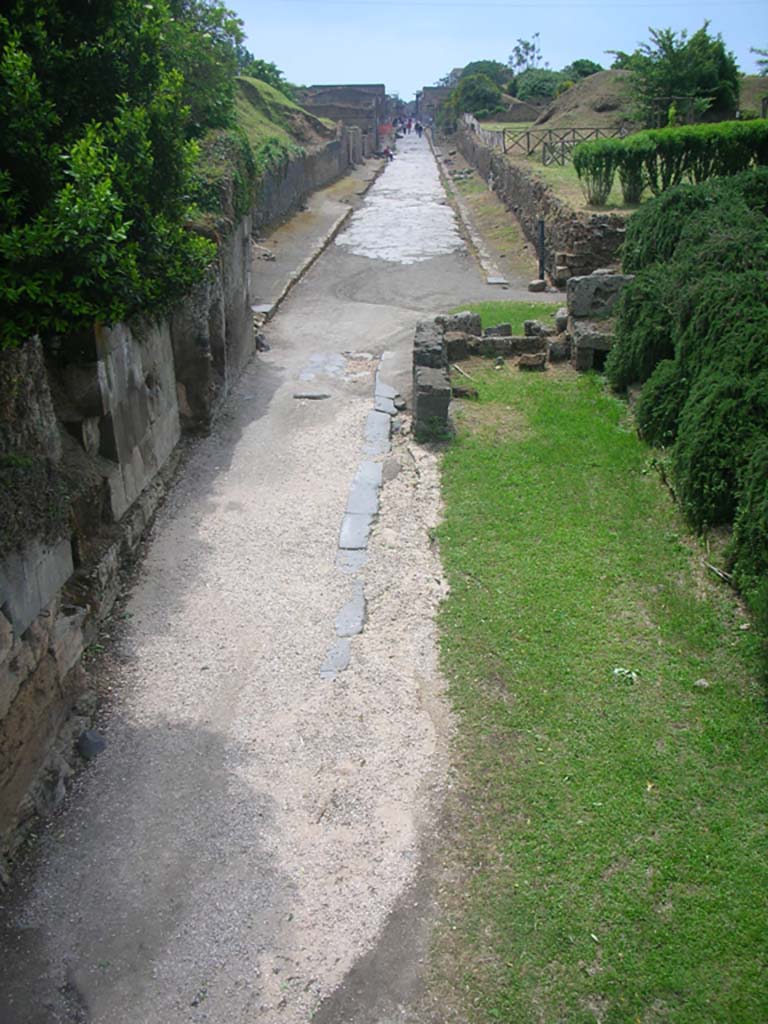 Via dell’Abbondanza, Pompeii. May 2010. 
Looking west from Porta di Sarno. Photo courtesy of Ivo van der Graaff.
