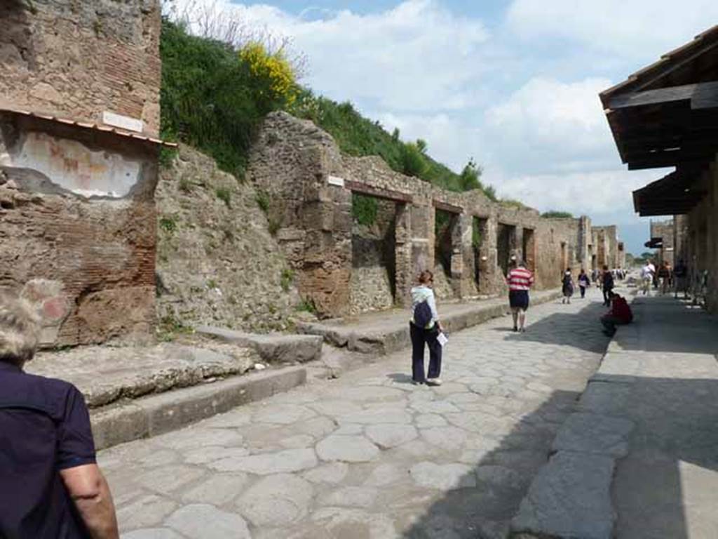 Via dell’Abbondanza, north side. May 2010. Looking east from near IX.13.6, towards unnamed vicolo and III.1.