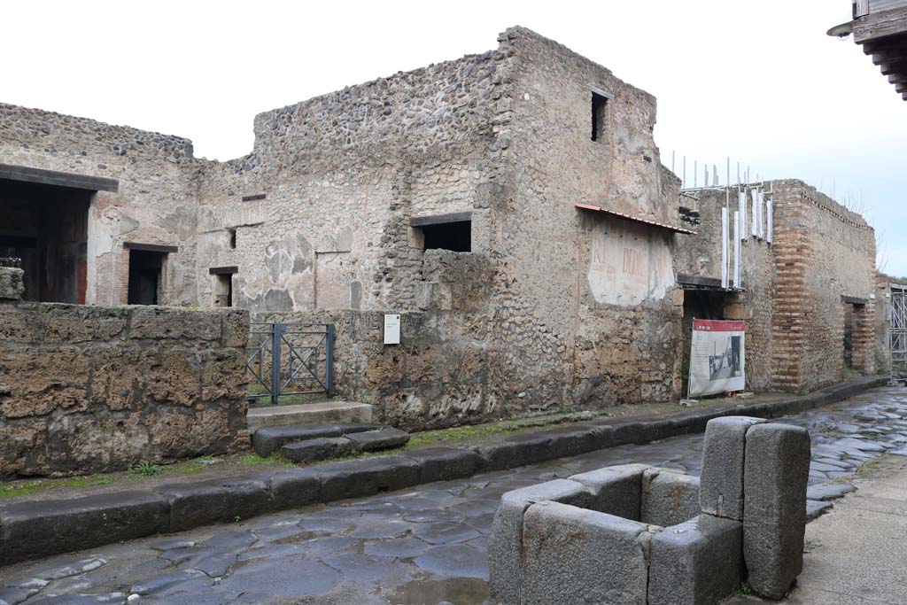 Via dell’Abbondanza, December 2018. 
Looking north-east towards III.2.1, on left, towards III.2.2 and III.2.3, on right. Photo courtesy of Aude Durand.
