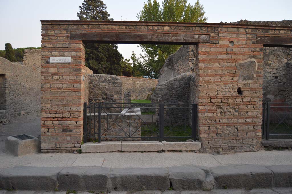 Via dell’Abbondanza, south side, Pompeii. October 2017. 
Looking towards entrance doorway at II.1.6, with Vicolo di Octavius Quartio, on left.
Foto Taylor Lauritsen, ERC Grant 681269 DÉCOR
