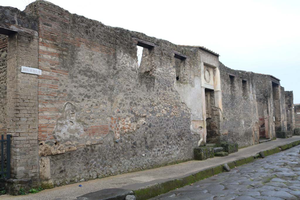 Via dell’Abbondanza, south side. December 2018. Looking west towards II.2.4 through to II.2.1. Photo courtesy of Aude Durand. 