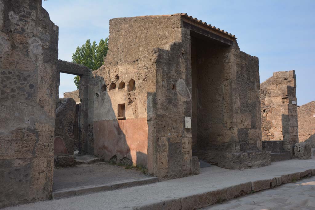 Via dell’Abbondanza, south side, Pompeii. July 2017. Looking south-west at II.2.3, on left, II.2.2, in centre and II.2.1, on right.
Foto Annette Haug, ERC Grant 681269 DÉCOR.
