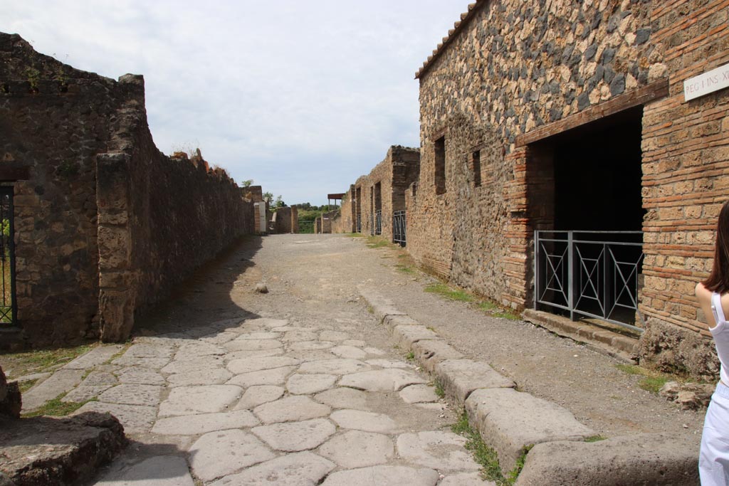 Via della Palestra between I.20 and I.14. May 2024. 
Looking west from junction with Via di Nocera. Photo courtesy of Klaus Heese.
