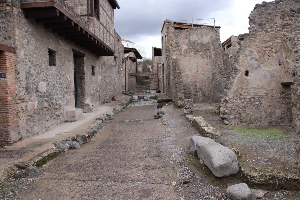 Vicolo di Paquius Proculus, Pompeii. October 2020. 
Looking north from junction with Via di Castricio, between I.10, on left and I.7, on right, during the year of the pandemic. 
Photo courtesy of Klaus Heese.


