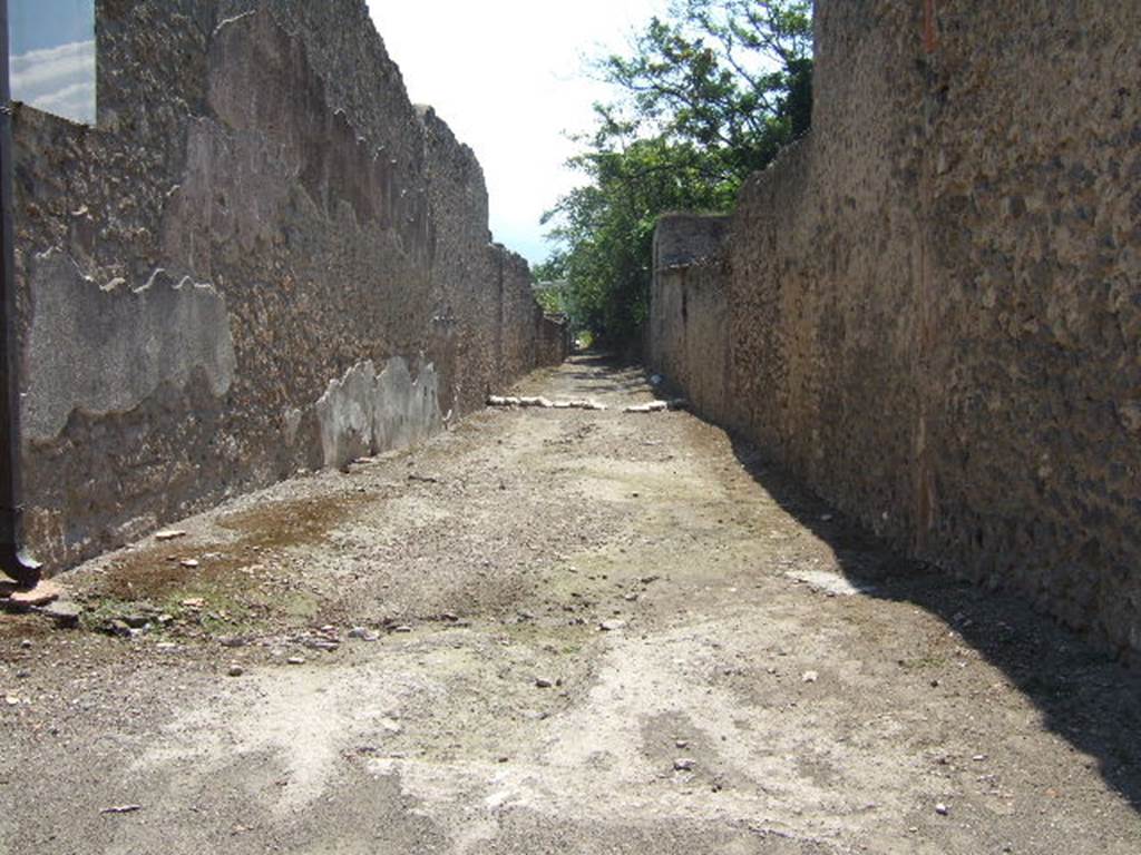 Unnamed vicolo between I.16 and I.17. September 2005. Looking south. 

