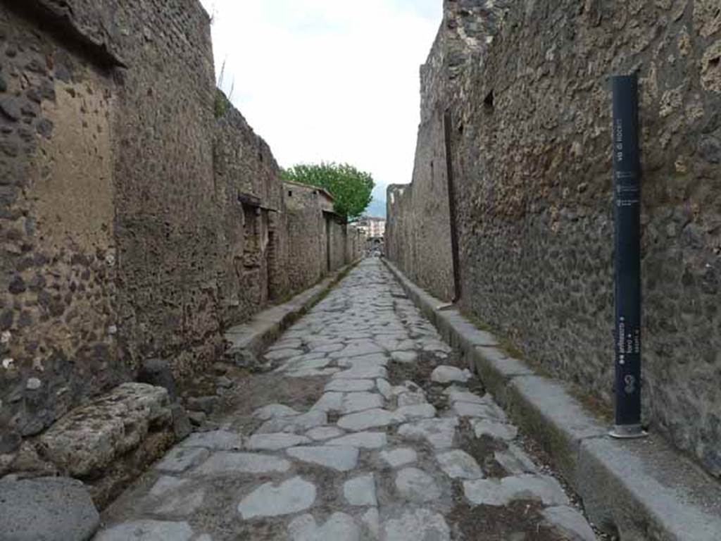 Via di Nocera, May 2010. Looking south between II.1 and I.13, from the junction with Via dell’Abbondanza.