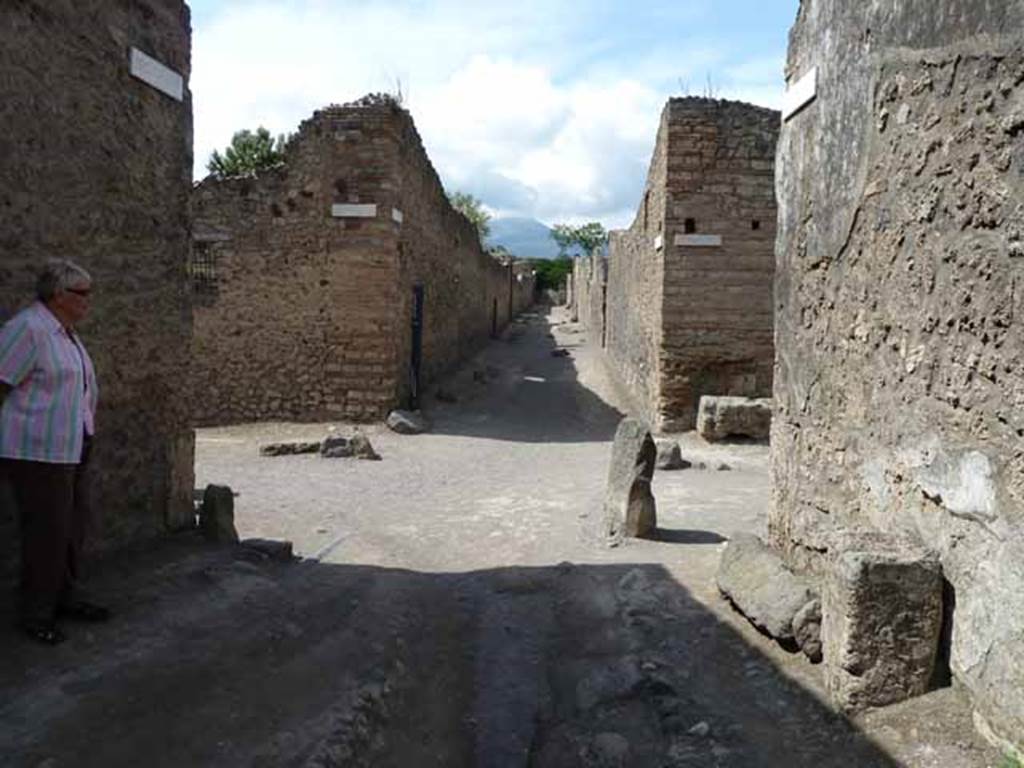 Vicolo dei Fuggiaschi, May 2010.  Looking north to crossroads with Via di Castricio, and then between I.12 and I.13 to the Via dell’Abbondanza, in the distance.