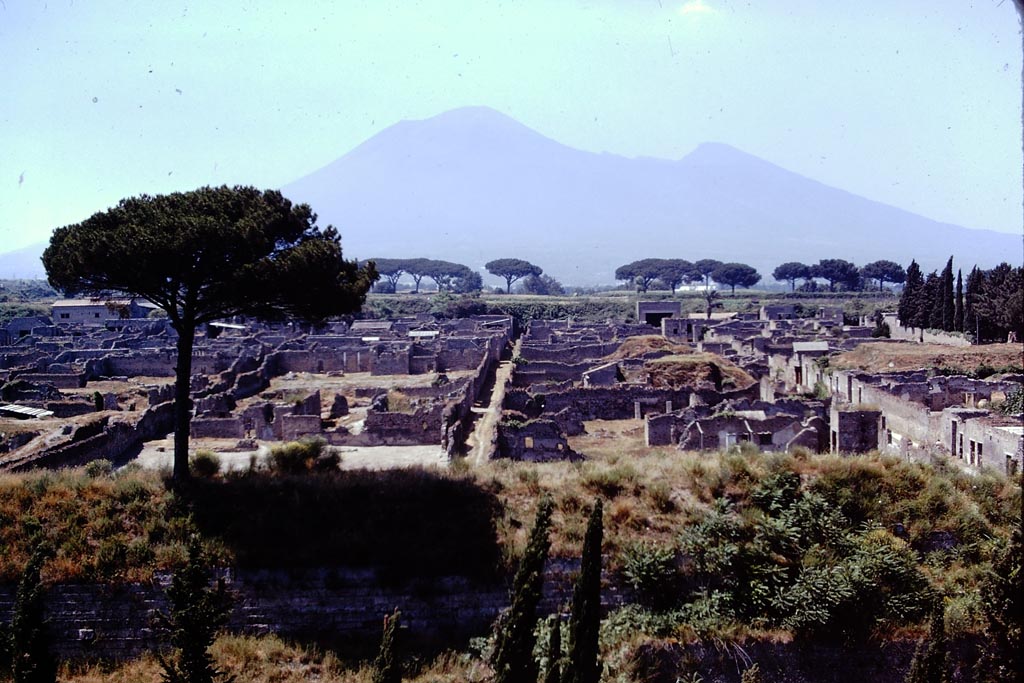 Vicolo dei Fuggiaschi, Pompeii (in centre). 1974. 
Looking north across I.21, and I.20. Via di Nocera can be seen on the right. Photo by Stanley A. Jashemski.
Source: The Wilhelmina and Stanley A. Jashemski archive in the University of Maryland Library, Special Collections (See collection page) and made available under the Creative Commons Attribution-Non Commercial License v.4. See Licence and use details.
J74f0209
