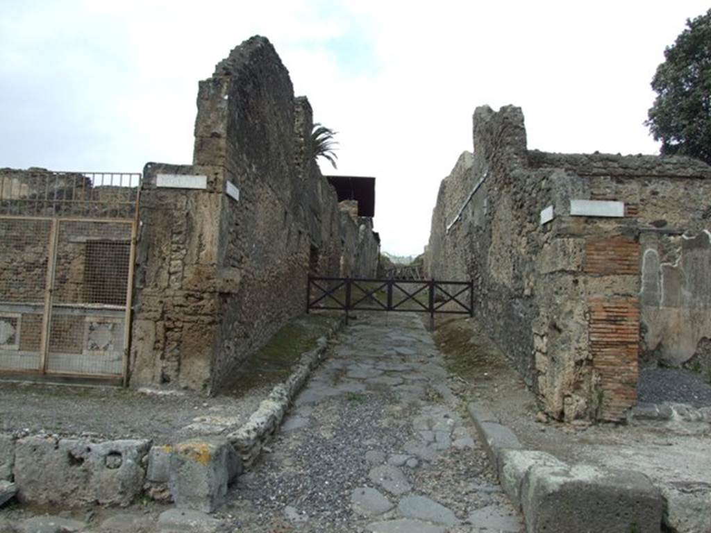 Vicolo dei Gladiatori. March 2009. Looking north across junction with Via di Nola.  