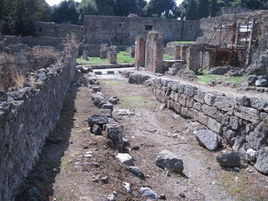 Vicolo del Conciapelle, September 2010. Looking west from junction with unnamed vicolo between I.5 and I.1, towards Via Stabiana. Photo courtesy of Drew Baker.
