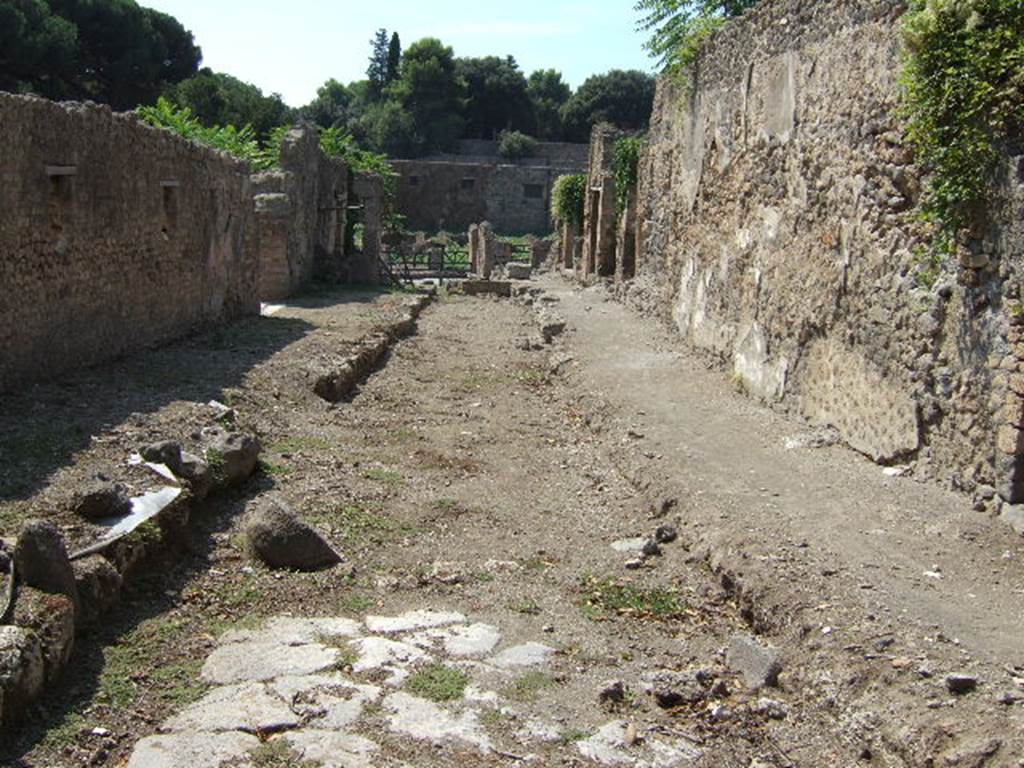 Vicolo del Conciapelle. Looking west from junction with Vicolo del Citarista. September 2005.