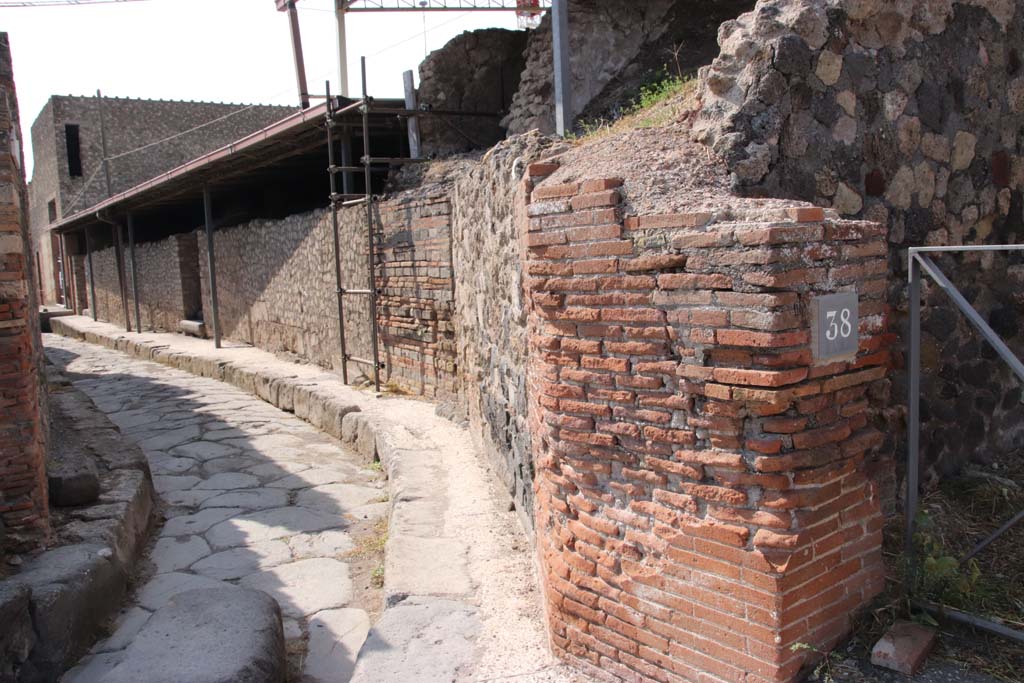 Vicolo del Farmacista between VI.4 and VI.17. September 2021. 
Looking south from junction with Via Consolare. Photo courtesy of Klaus Heese.
