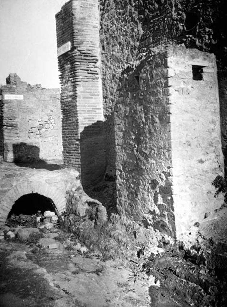 Vicolo del Farmacista Pompeii. W.1514. Looking north towards drain and Via delle Terme
Photo by Tatiana Warscher. Photo  Deutsches Archologisches Institut, Abteilung Rom, Arkiv.  
