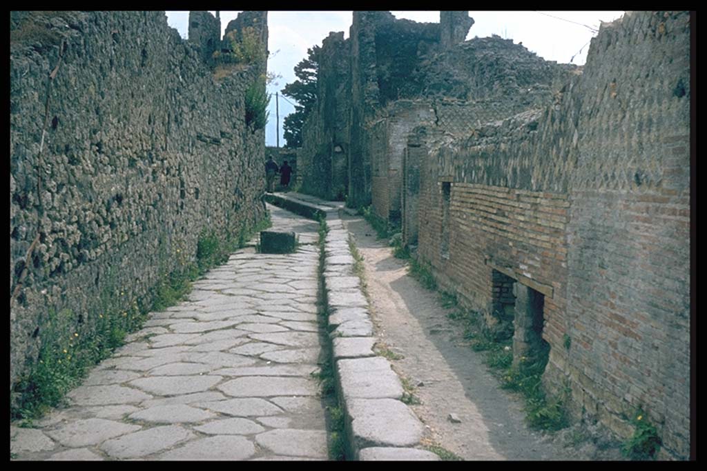 Vicolo del Gigante and wall of VII.15.2 on left, and wall of VII.16.16 on right.  
Photographed 1970-79 by Günther Einhorn, picture courtesy of his son Ralf Einhorn.
