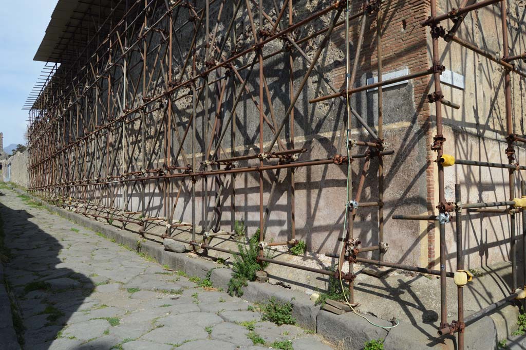 Vicolo del Labirinto, east side, Pompeii. March 2019. Looking north along rear of VI.15.1, the House of Vettii.
Foto Taylor Lauritsen, ERC Grant 681269 DÉCOR.
