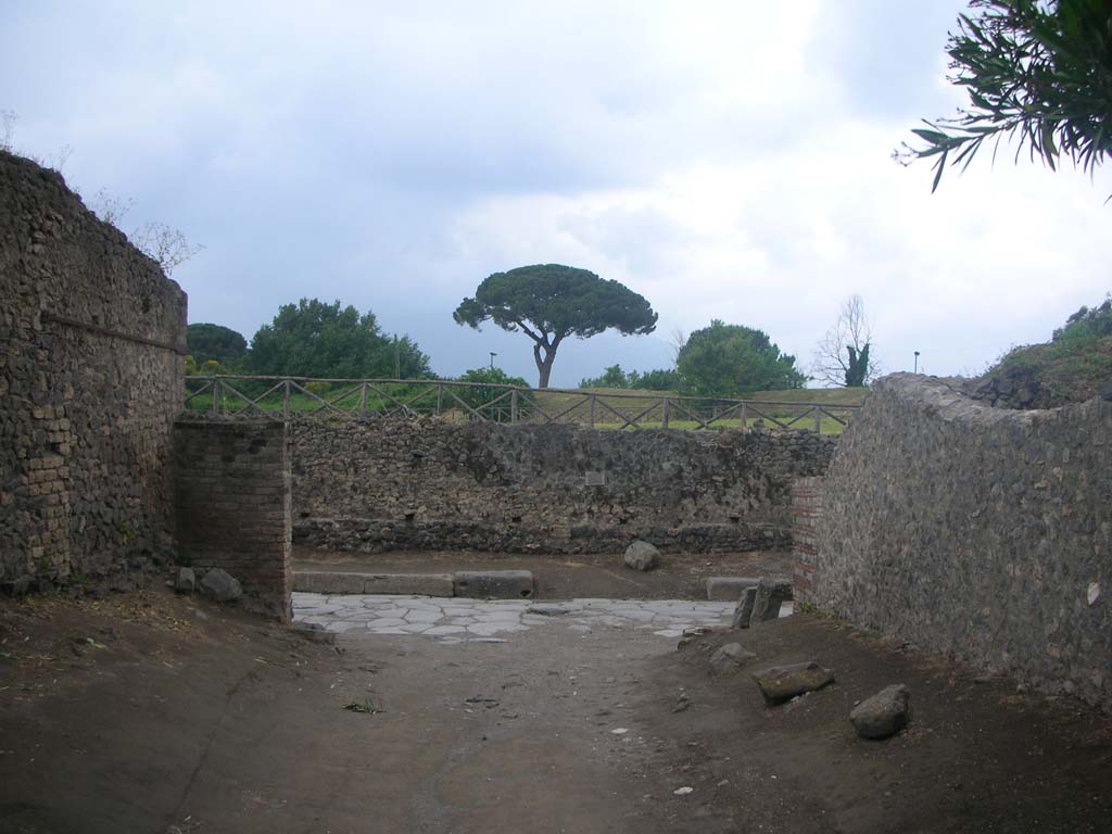 Vicolo dell’Anfiteatro, Pompeii. May 2010. Looking north at junction with Via dell’Abbondanza. Photo courtesy of Ivo van der Graaff.