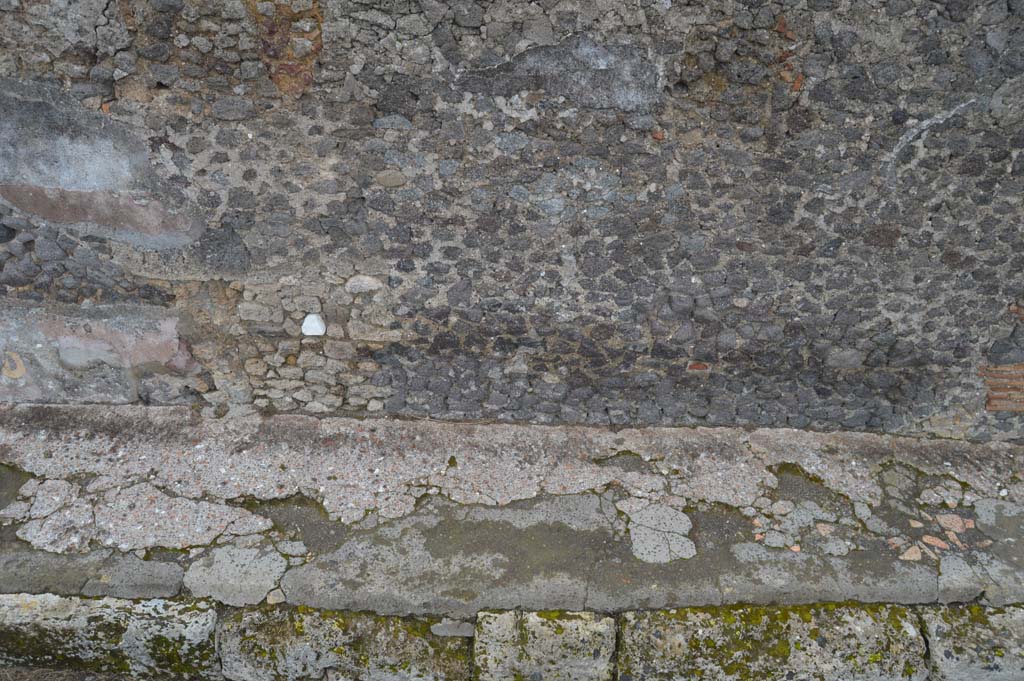 Vicolo della Fullonica, Pompeii. March 2018. Looking east, detail of lower wall and pavement, continuation south.
Foto Taylor Lauritsen, ERC Grant 681269 DÉCOR.
