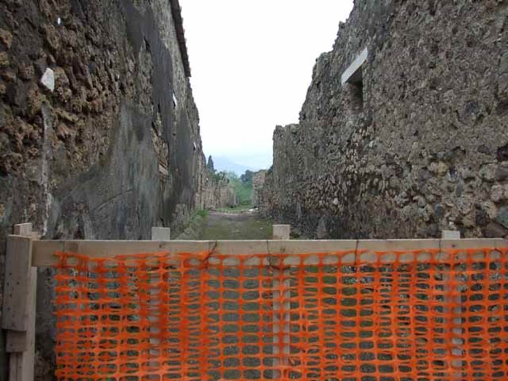 Vicolo della Fullonica, May 2010. Looking north between VI.5 and VI.7 from Vicolo di Mercurio.