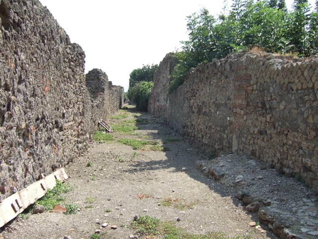 Vicolo della Fullonica between VI.7 and VI.5. Looking south from VI.5.22. September 2005.