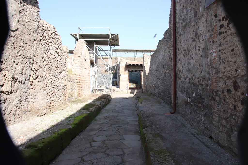 Vicolo delle Nozze d’ Argento, Pompeii. October 2023.
Looking east towards junction with Vicolo dei Balconi, from near V.2.i, on right. Photo courtesy of Klaus Heese.
