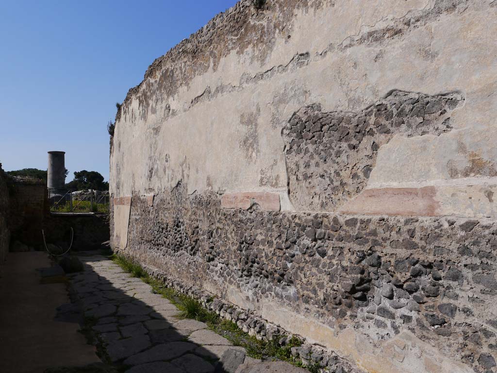 Vicolo di Championnet between VIII.2 and VIII.1. March 2019. 
Looking towards remaining decoration on north wall of roadway, the exterior south wall of Basilica.
Foto Anne Kleineberg, ERC Grant 681269 DÉCOR.
