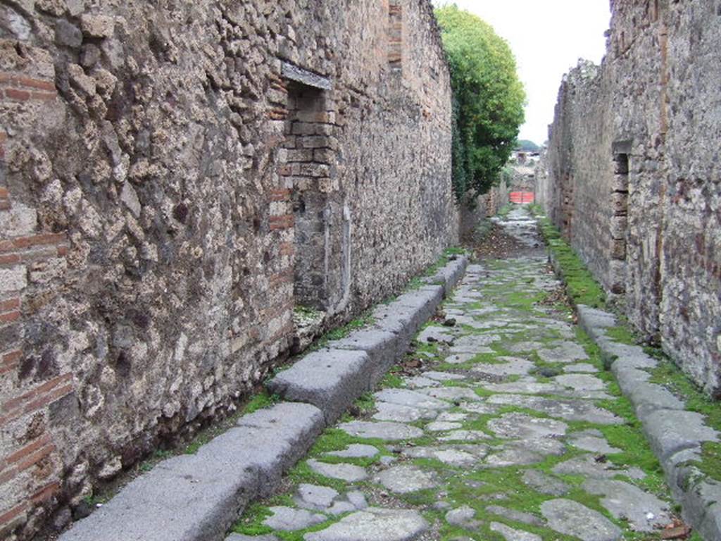 Vicolo degli Scheletri between VII.10 and VII.13. Looking east from crossroads with Vicolo di Eumachia. December 2005.
