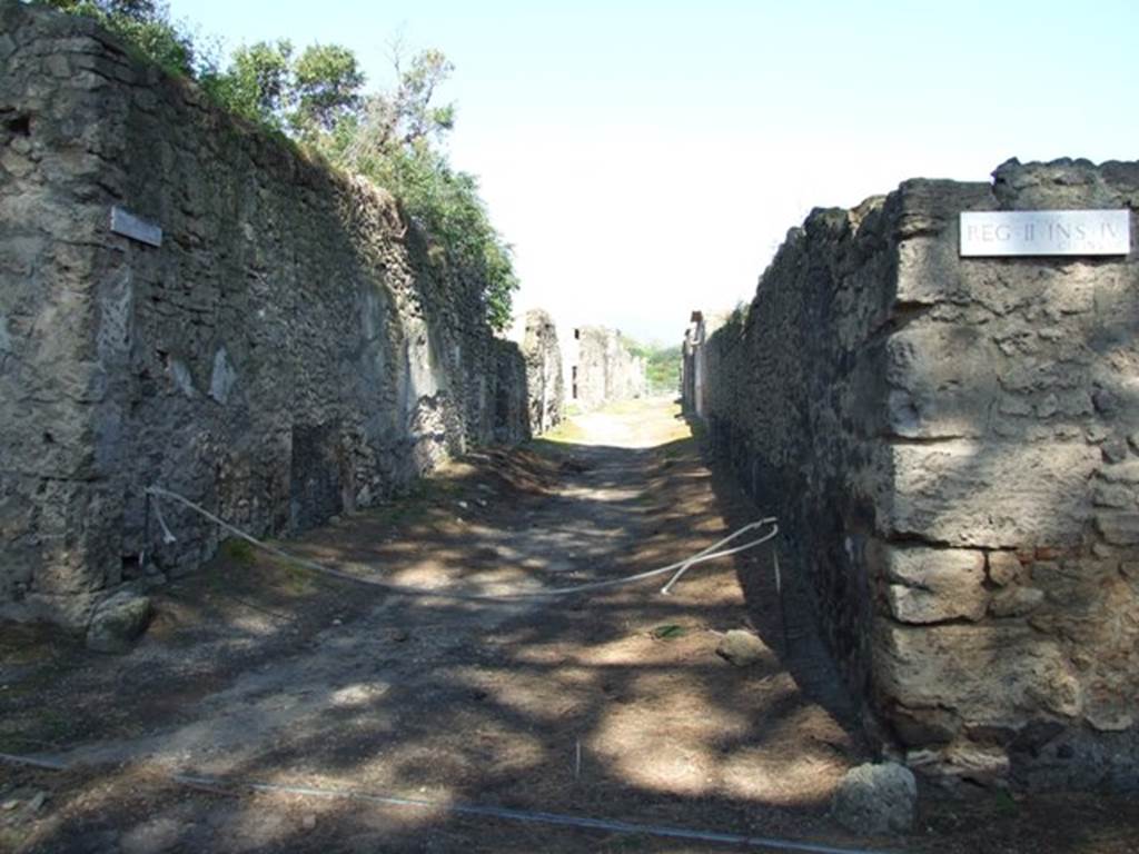 Vicolo di Giulia Felice between II.3 and II.4. Looking north from junction. March 2009.