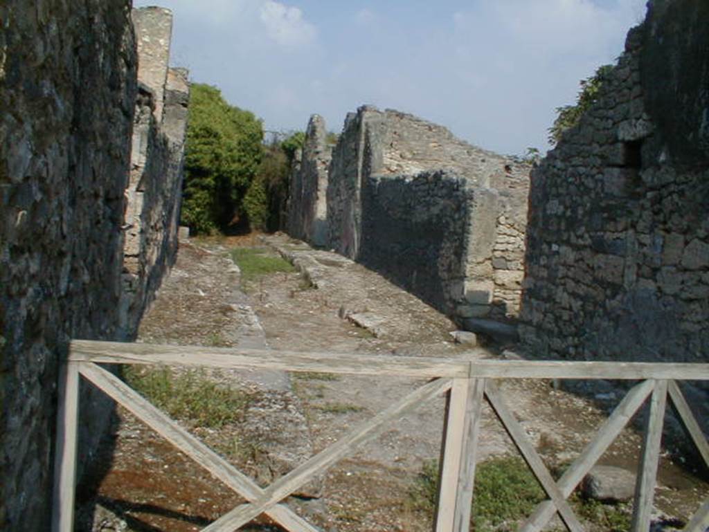 Vicolo di Lucrezio Frontone. Looking north from V.4.a. September 2004.