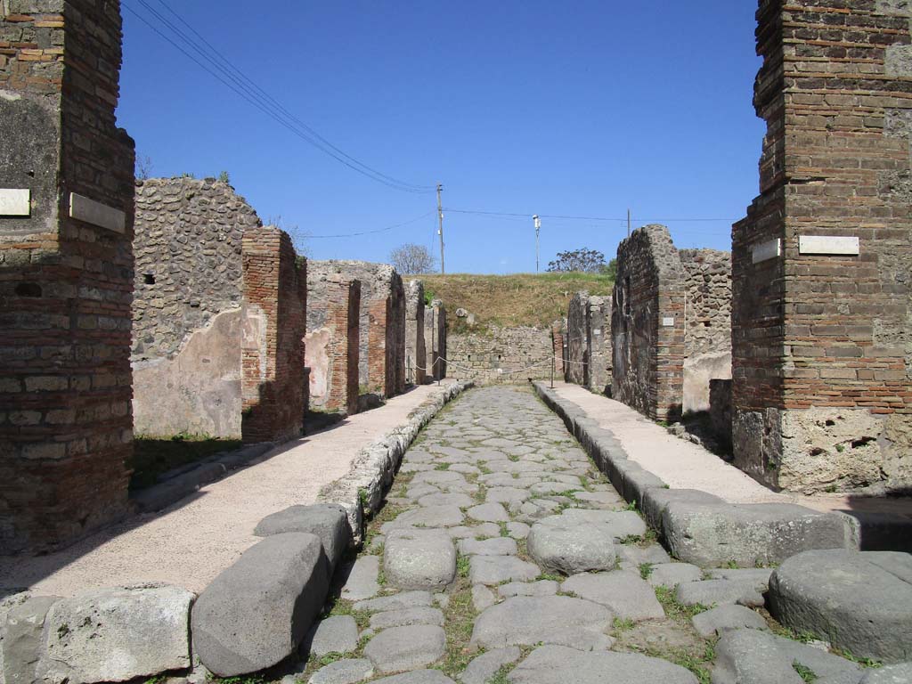 Unnamed vicolo between IX.6 and IX.7. April 2019. 
Looking east from junction with Vicolo di Tesmo. Photo courtesy of Rick Bauer.
