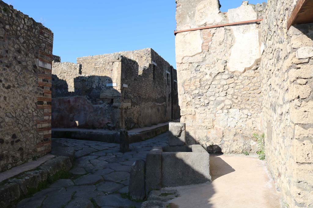 Vicolo di Tesmo, Pompeii. December 2018. Looking north from near fountain outside IX.7.17. Photo courtesy of Aude Durand.