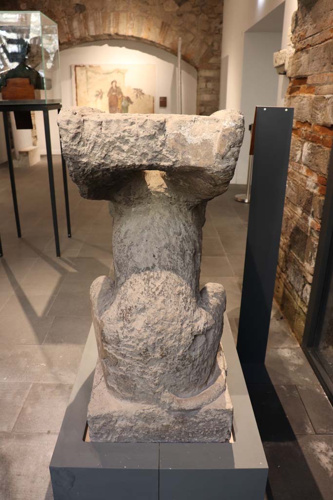 From Farm of Fondo Prisco, Boscoreale. February 2021. 
Rear of Tufa Sphynx-shaped tombstone re-used as a kerbstone, on display in Pompeii Antiquarium.
Photo courtesy of Fabien Bivre-Perrin (CC BY-NC-SA).
