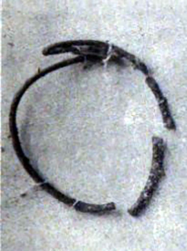 Pompeii Fondo Azzolini. Samnite Tomb VIII. 
Fragments of a bronze bracelet.
See Notizie degli Scavi di Antichità, 1916, p. 291, fig. 2 (a).
