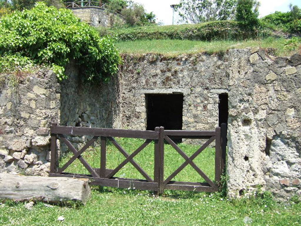 HGE19 Pompeii. May 2006. Looking north-east towards entrance doorway.