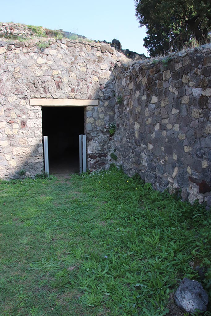 HGE19 Pompeii. October 2023. 
Doorway to rear room in south-east corner. Photo courtesy of Klaus Heese.
