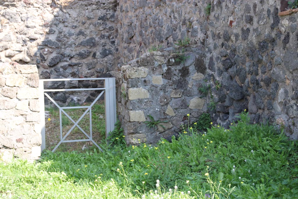 HGE21 Pompeii. October 2023. East wall of shop-room with doorway to rear room in south-east corner. Photo courtesy of Klaus Heese.