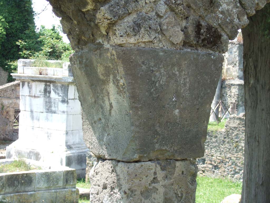 HGE25 Pompeii. May 2006. Detail of Colonnade outside HGE25.