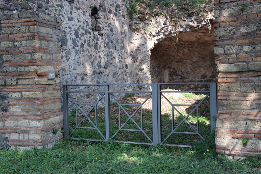 HGE27 Pompeii. October 2023. Looking north-east towards shop entrance doorway. Photo courtesy of Klaus Heese.