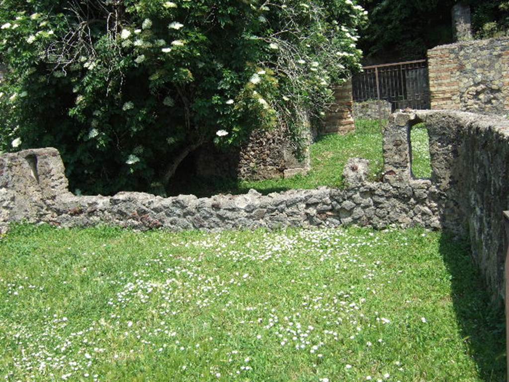 HGE38 Pompeii. May 2006. Looking east from rear into HGE39A.