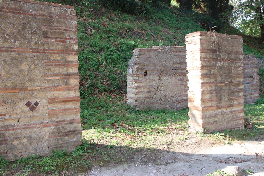 HGW10 Pompeii. October 2023. Looking west through portico towards entrance doorway to shop. Photo courtesy of Klaus Heese.