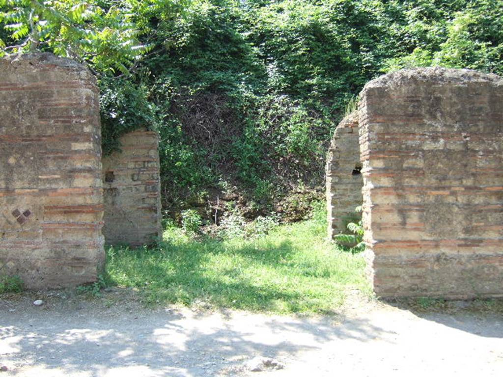 HGW10 Pompeii. May 2006. Looking west to entrance doorway, through portico.