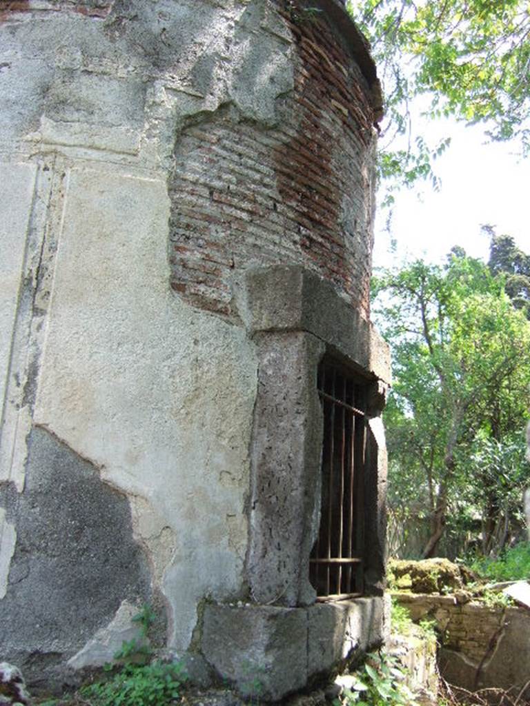 HGW18 Pompeii. May 2006. Entrance to circular tomb chamber.