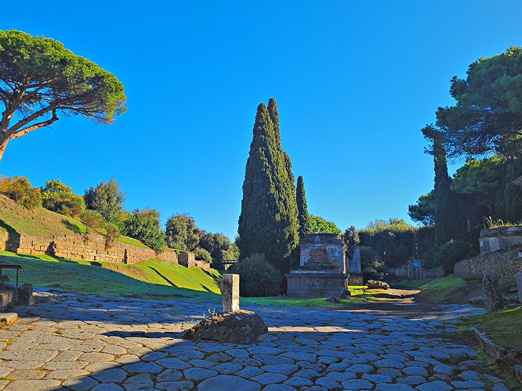 Pompeii Porta Nocera. October 2024. 
Looking east from Cippus towards City Walls, and Tombs on north-east and south-east side of Via delle Tombe.
Photo courtesy of Giuseppe Ciaramella.
